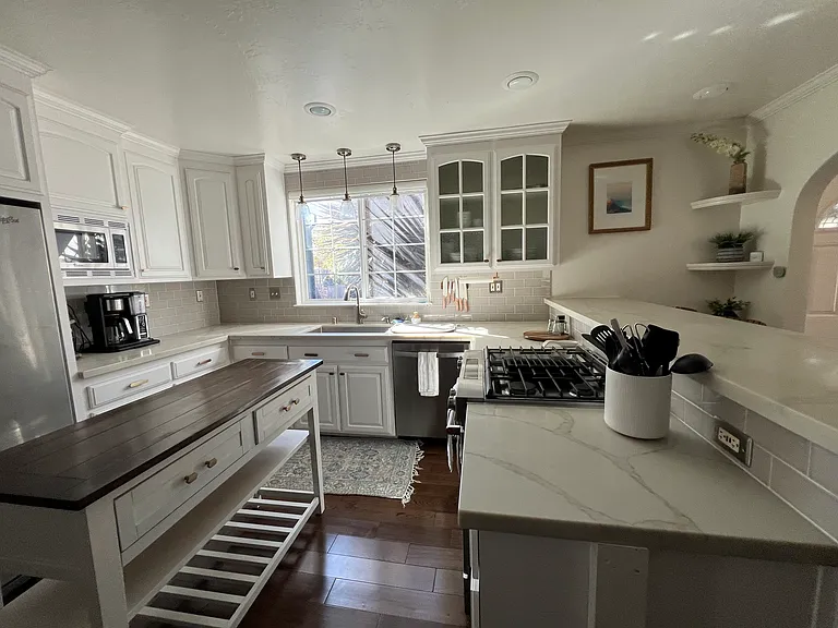 21556 Lake Chabot Rd — Photo 6