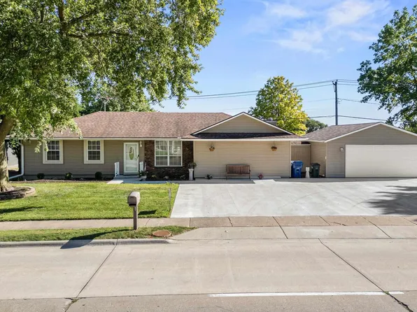 1315 W 53rd St, Davenport, IA 52806