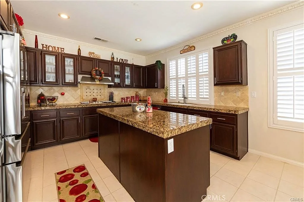 4 bed, 3025 sqft, $3,700 — Photo 2