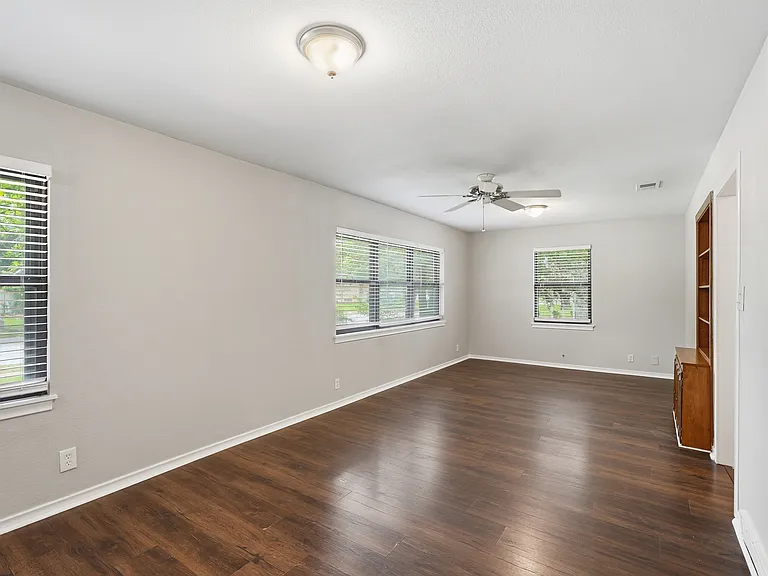 1510 Juanita Dr — Photo 5