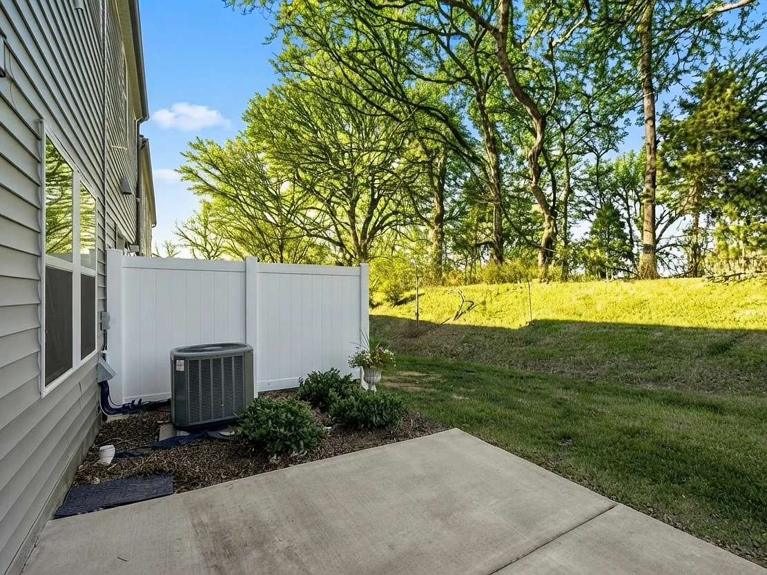 3 bed, 2.5 bath, 1601 sqft, $1,895 — Photo 4