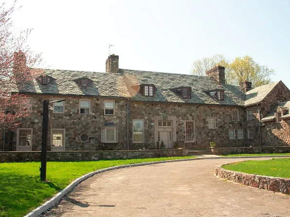 1715 Strawberry Rd, Mohegan Lake, NY 10547