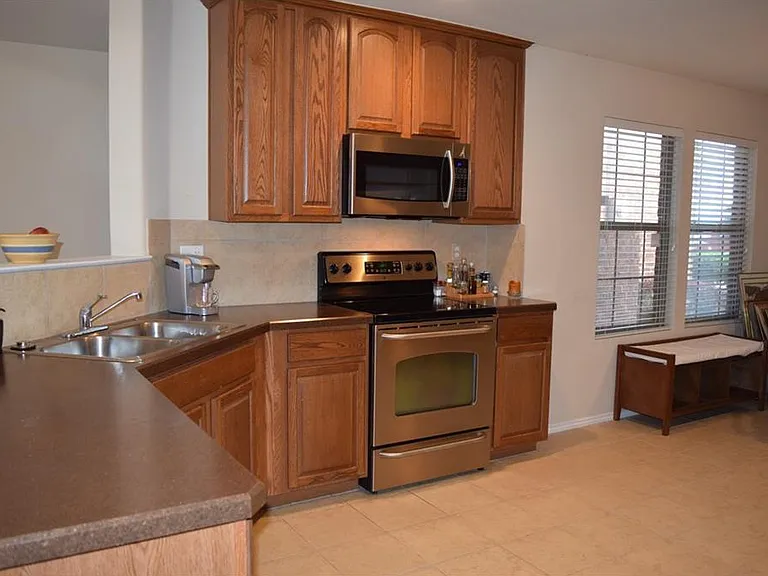 1123 Landon Ln — Photo 4