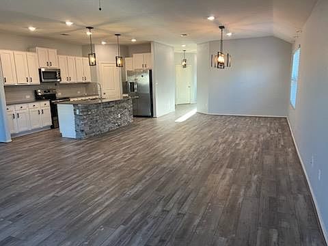 5th image of 424 Cosmos Ln
