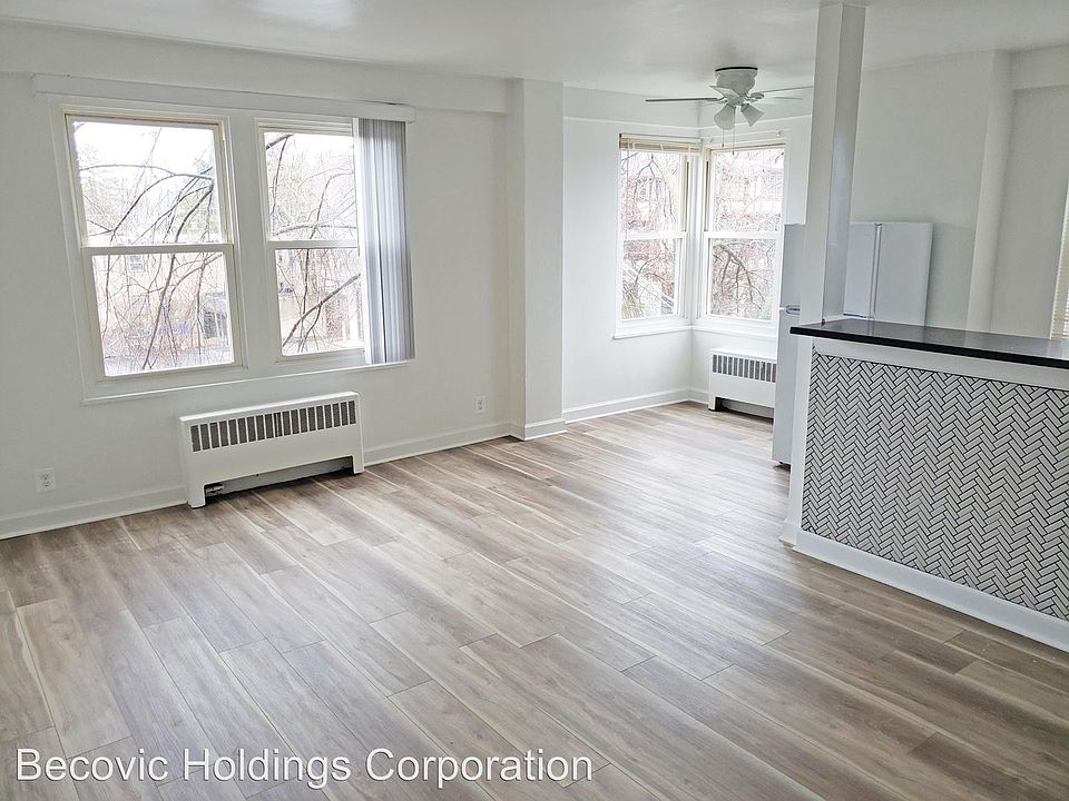 2nd image of 929 N Main St #110