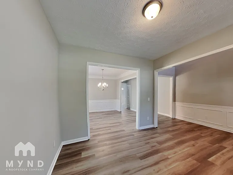 2250 Village Green Dr — Photo 6