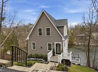 1239 Lakeview Dr, Cross Junction, VA 22625