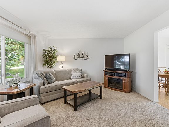 4th image of 2452 Moore Pl