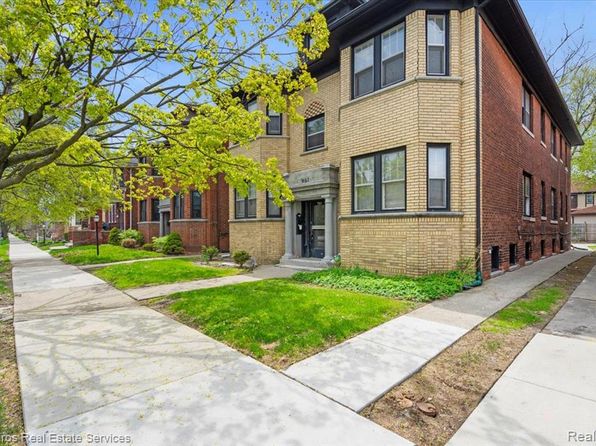 981 Beaconsfield Ave #2N