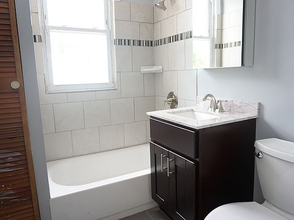 Full bathroom (2nd floor)