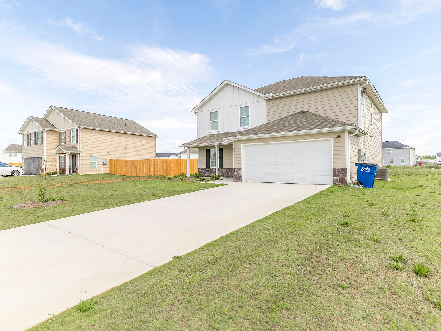 5 bed, 2288 sqft, $2,670 — Photo 3