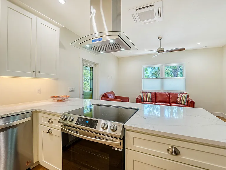 2741 Temple St — Photo 10