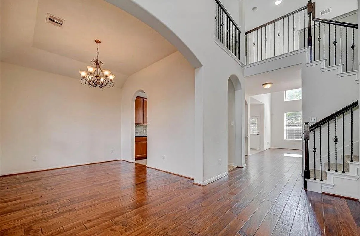 4 bed, 2.5 bath, 2781 sqft, $3,000 — Photo 3