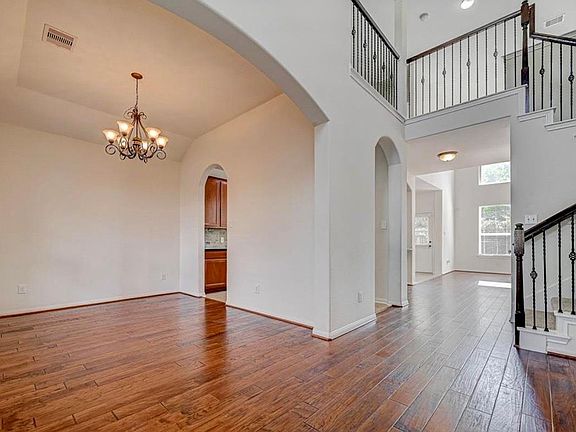 3rd image of 11 Sagamore Ridge Pl