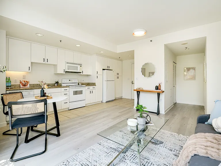 260 King St #263 — Photo 4