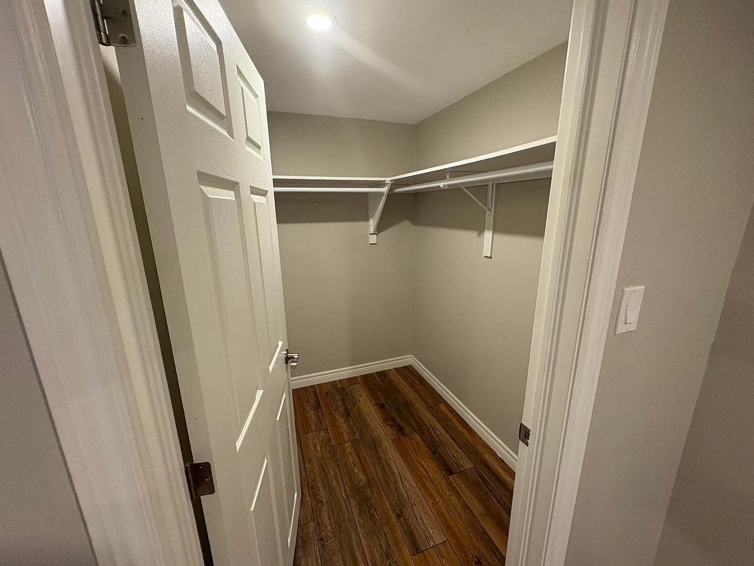 Spacious and Bright 2 Bedroom With Parking East Mountain — Photo 3