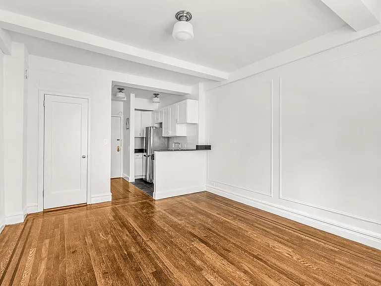 208 W 23rd St #202 — Photo 5