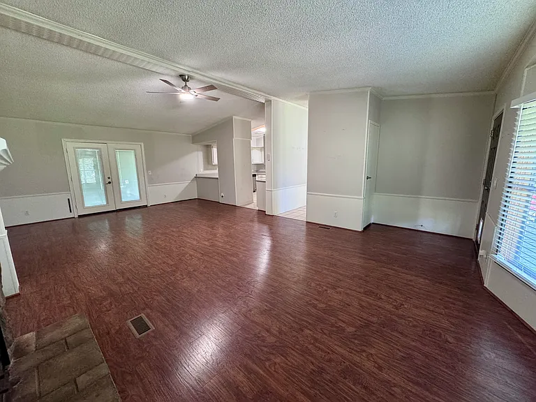 305 Cedar Ln — Photo 4