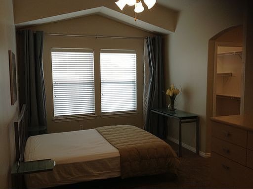 4th image of 825 E Red Sage Ln