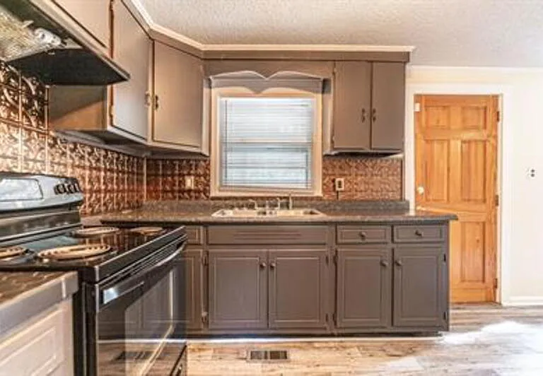 885 S Stephens St — Photo 14