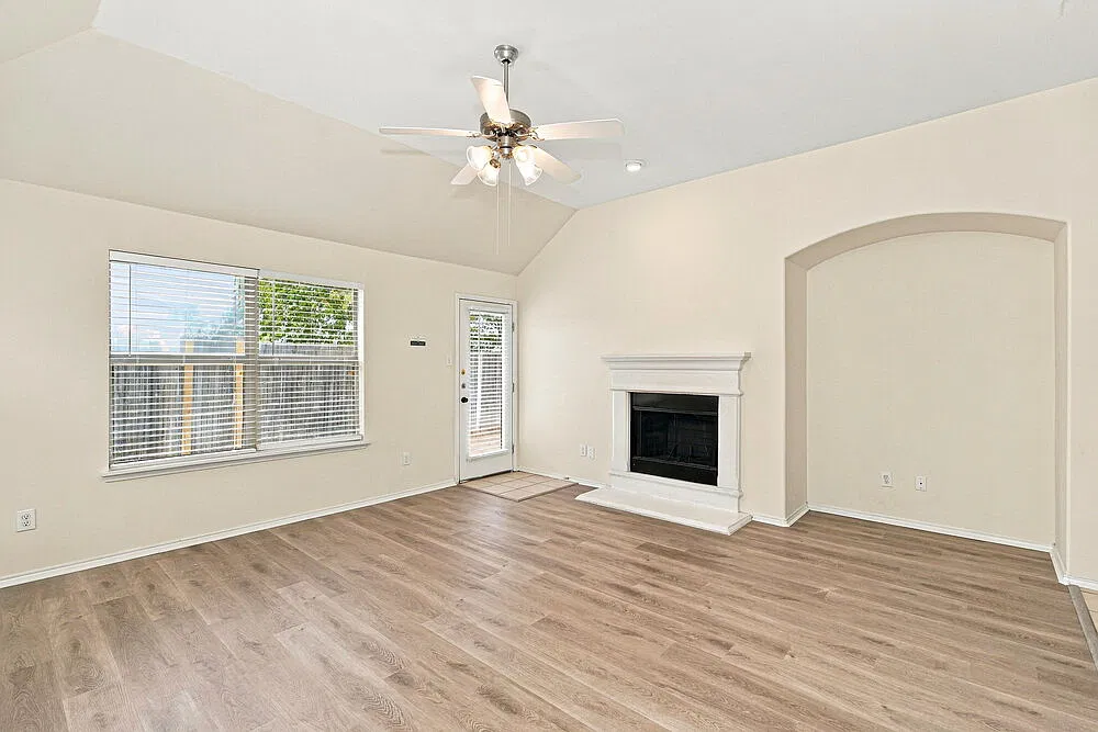 3 bed, 2.0 bath, 1780 sqft, $1,915 — Photo 4