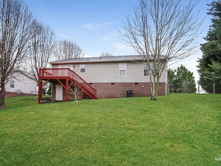 15 Hawthorne Ln — Photo 15