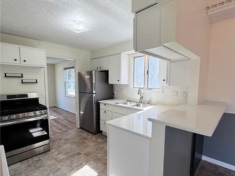 196 S Point Dr — Photo 6
