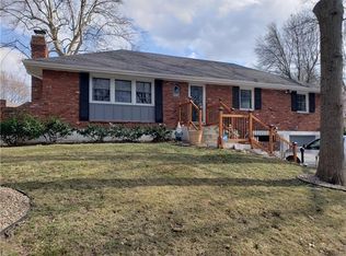 1316 SW Skyline Dr, Blue Springs, MO 64015