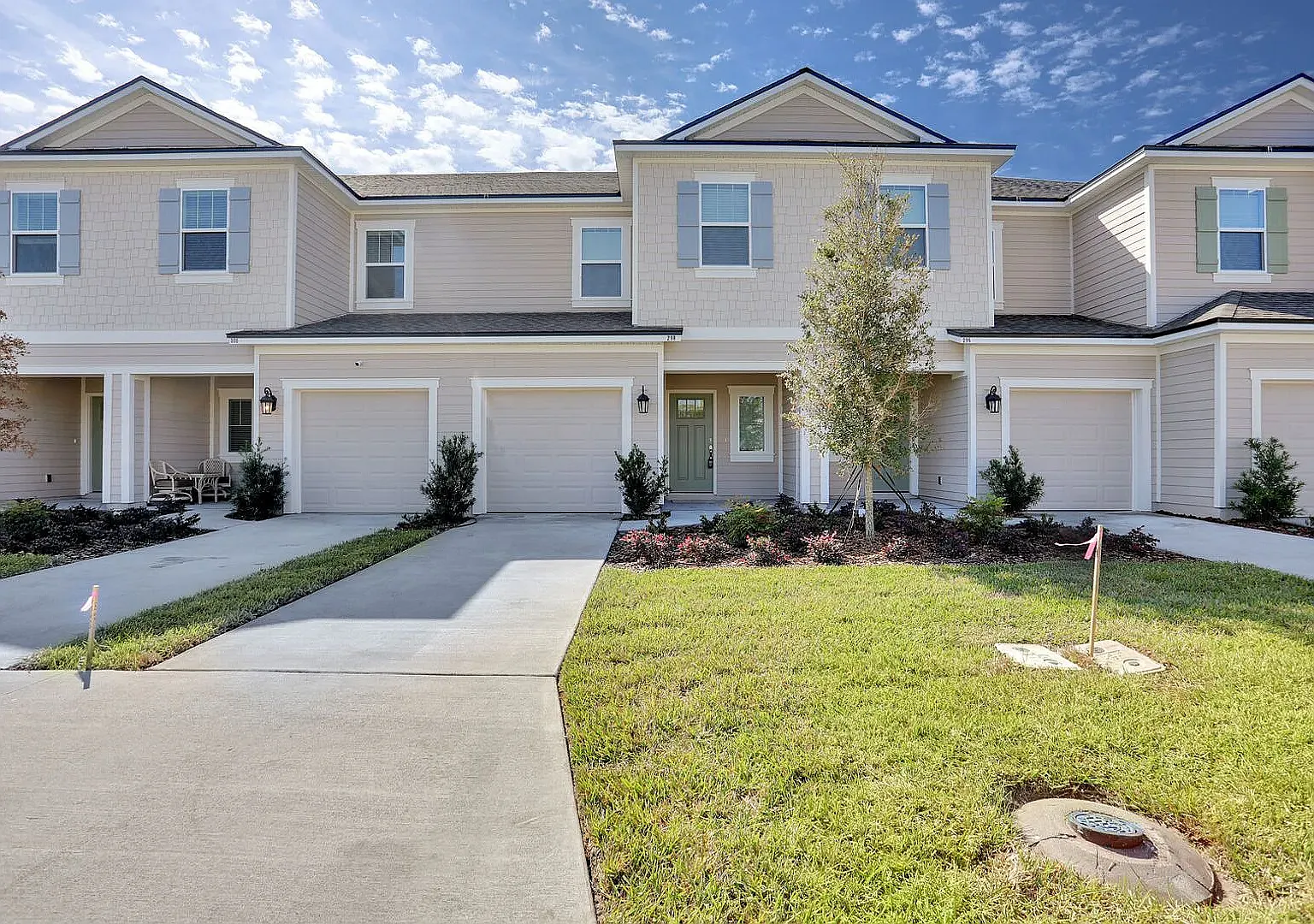 3 bed, 2.5 bath, 1372 sqft, $1,745 — Photo 1