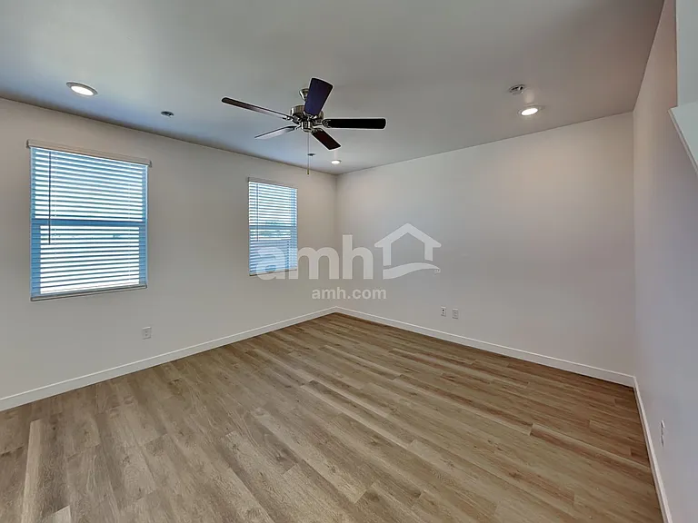 8225 S 21st Dr — Photo 7