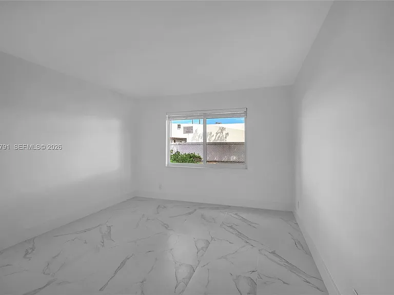 414 SE 14th St #3 — Photo 11