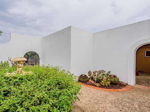 3rd image of 3220 N Sabino Vista Cir