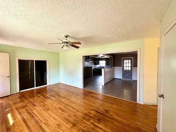 3rd image of 3905 Meadowview Dr