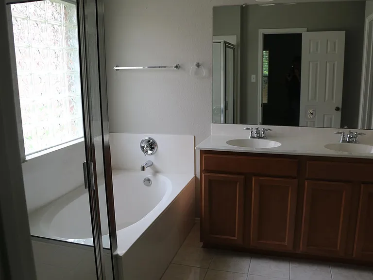 Master bathroom: Double vanity!