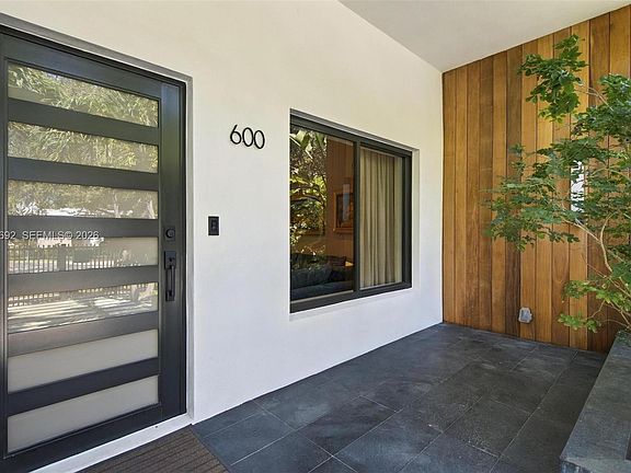 4th image of 600 W 51st St