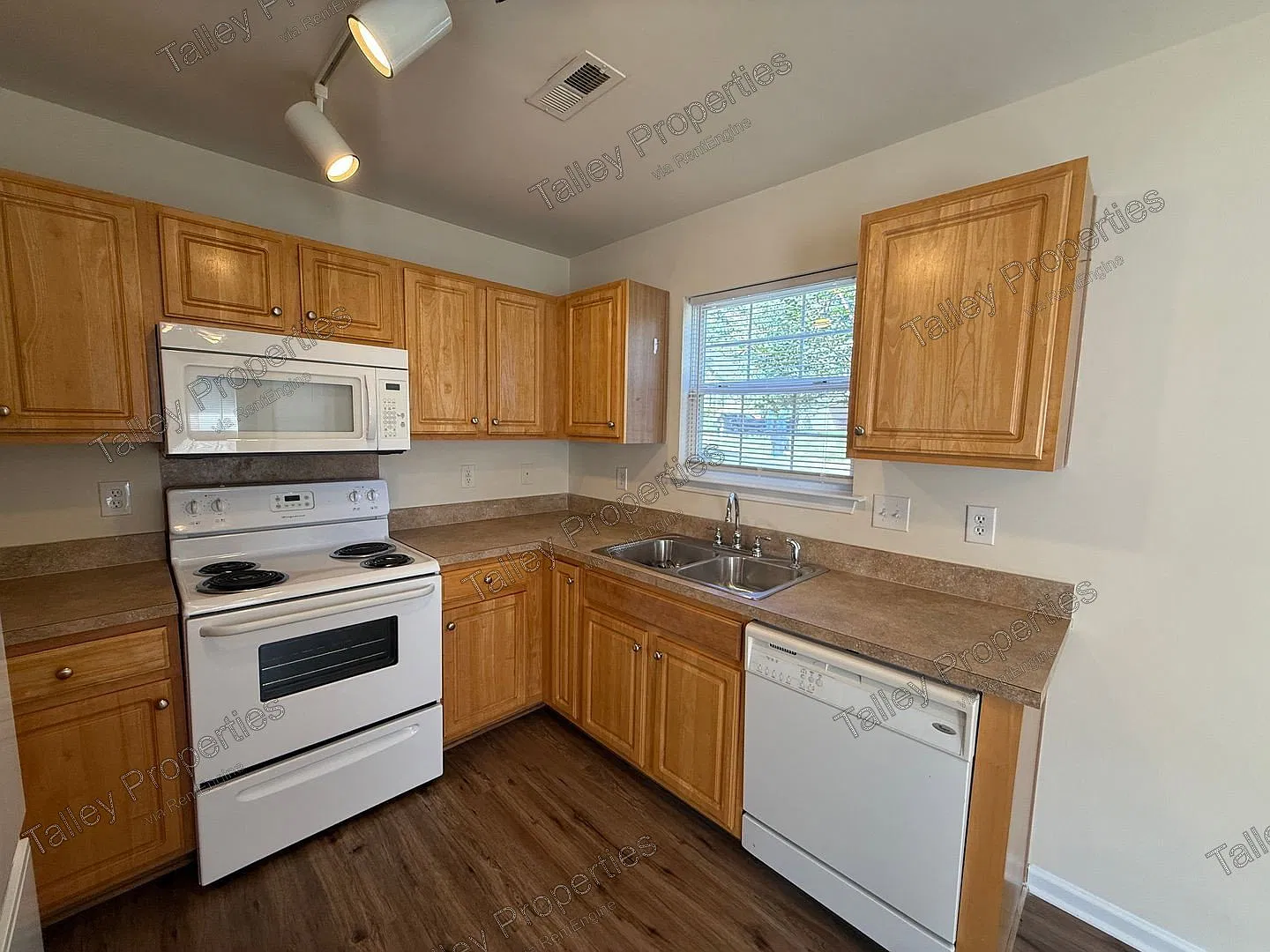 3 bed, 2.5 bath, 1126 sqft, $1,849 — Photo 4