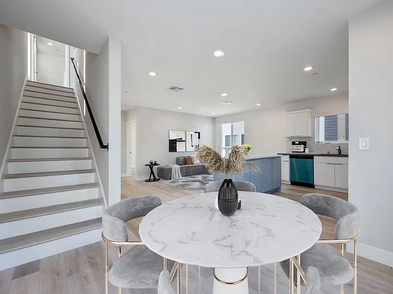 2727 S La Brea Ave — Photo 8