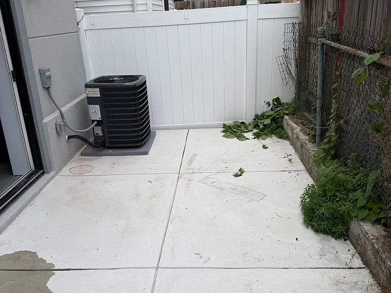 2709 E Monmouth St — Photo 5
