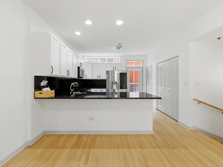 16 S Aberdeen St — Photo 10