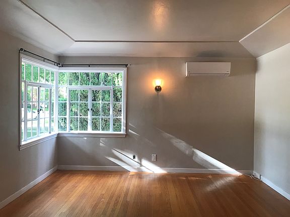 2nd image of 2615 Land Park Dr #A