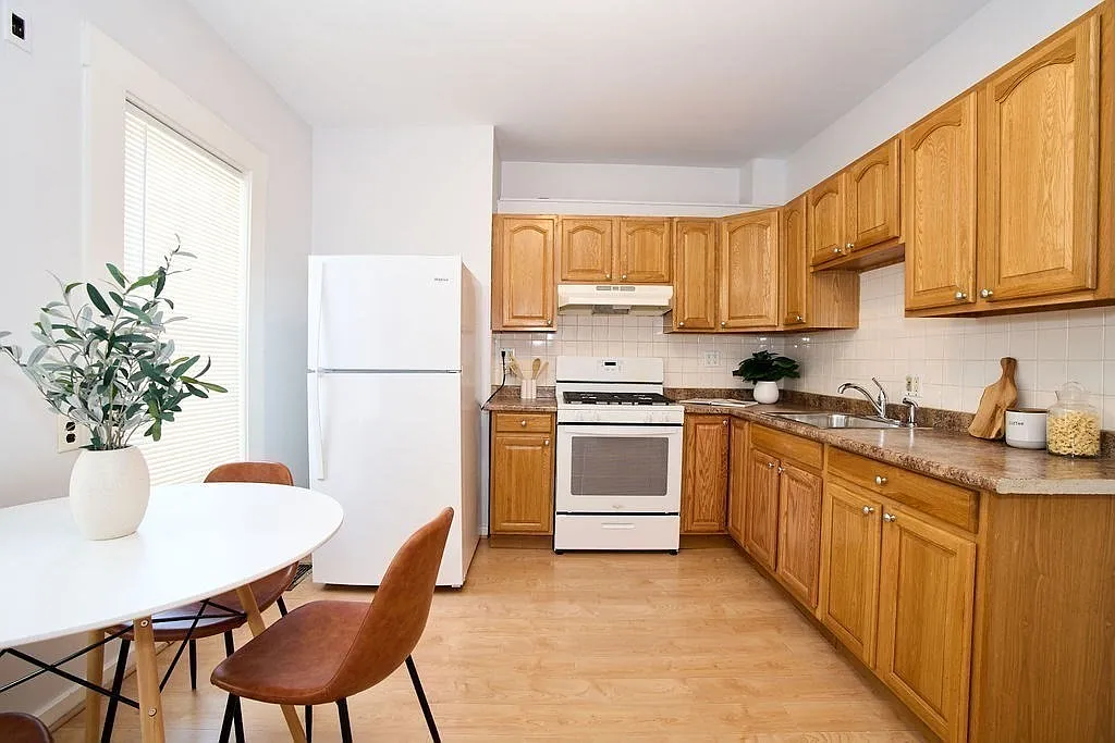 2 bed, 900 sqft, $2,600 — Photo 2