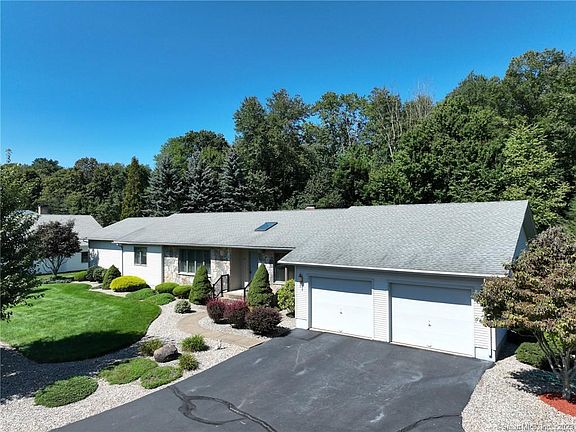3rd image of 31 Brookview Cir