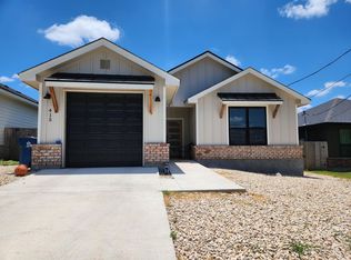 415 N Meeker Rd, Kerrville, TX 78028