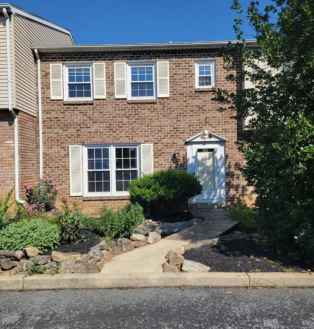 3 bed, 2.5 bath, $2,400 — Photo 1