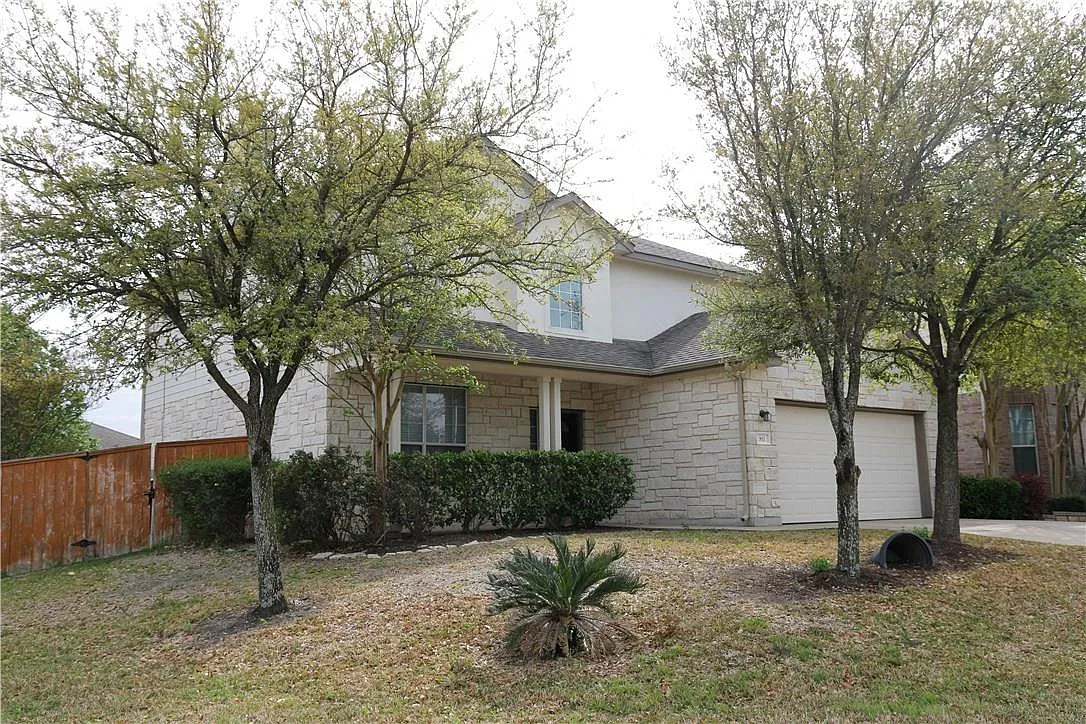 4 bed, 2.5 bath, 2391 sqft, $2,300 — Photo 3