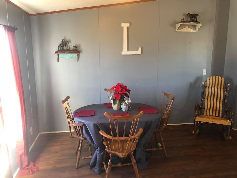 Cute dinning off of kitchen
