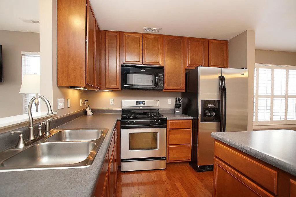 3 bed, 2.5 bath, 1690 sqft, $2,200 — Photo 4