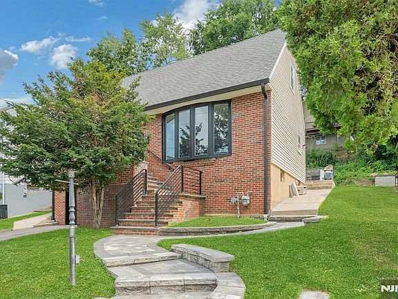 2nd image of 774 Ravenhill Pl