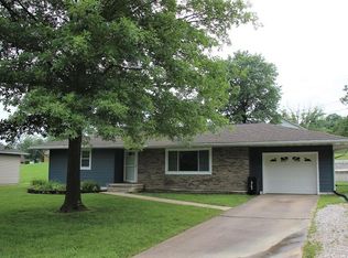 907 Rustic Dr, Macon, MO 63552