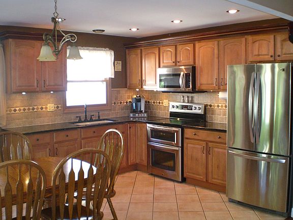 4th image of 24 Carol Ann Dr